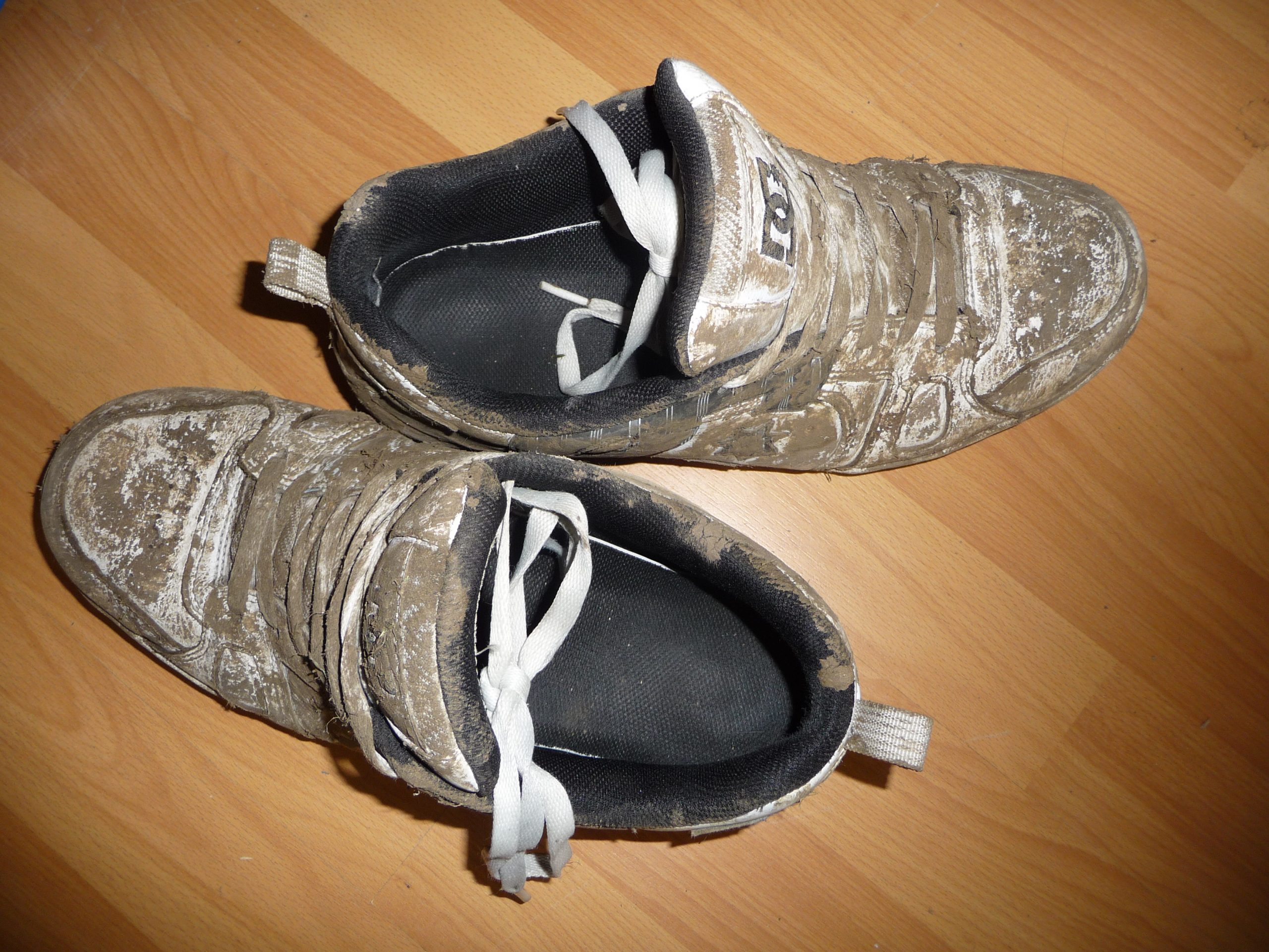 Muddy_white_shoes