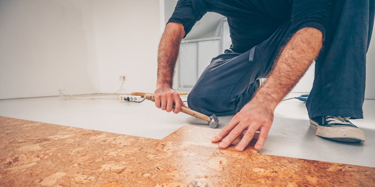 Master picks a series of cork floor cork flooring with a hammer